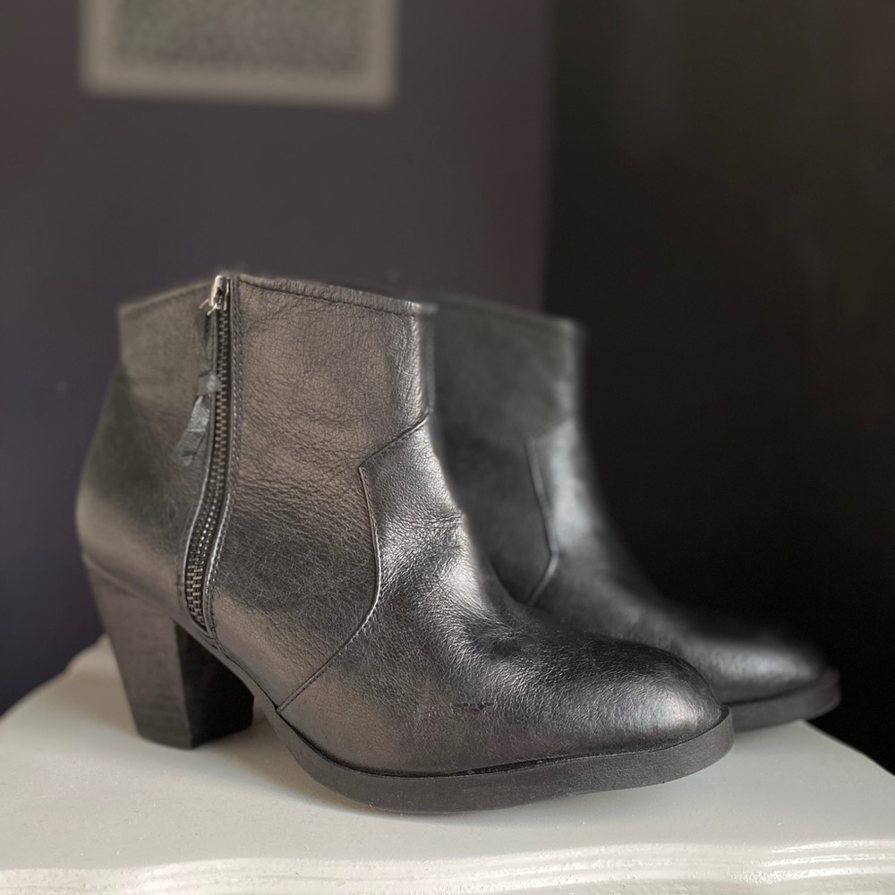Steve Madden Heeled Bootie Size 9